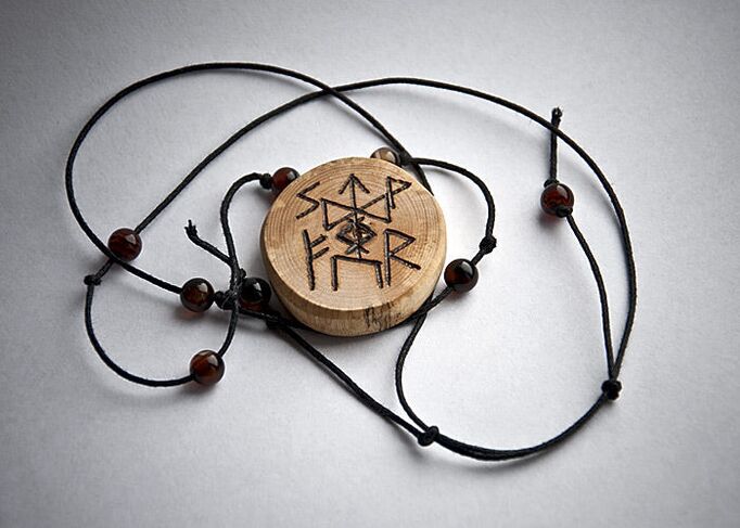amuletas iš medžio